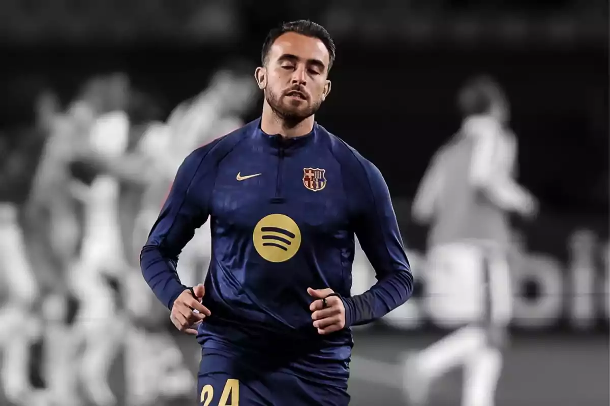 Jugador de fútbol con uniforme azul del FC Barcelona corriendo en el campo. Jugador de fútbol con uniforme azul del FC Barcelona corriendo en el campo.