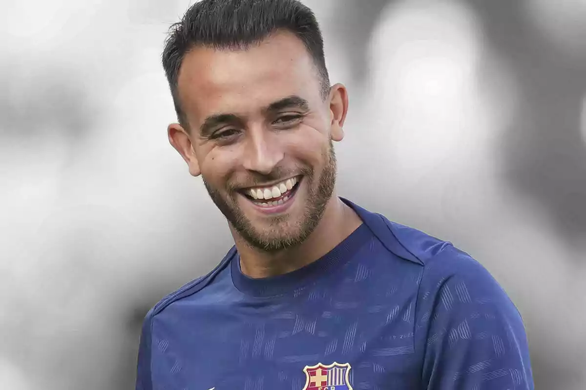 Eric García sonriente con una camiseta azul del FC Barcelona.