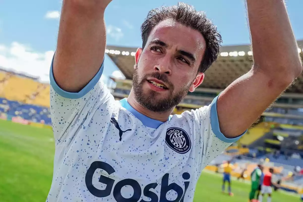 Eric García greeting the public with his arms raised after a match