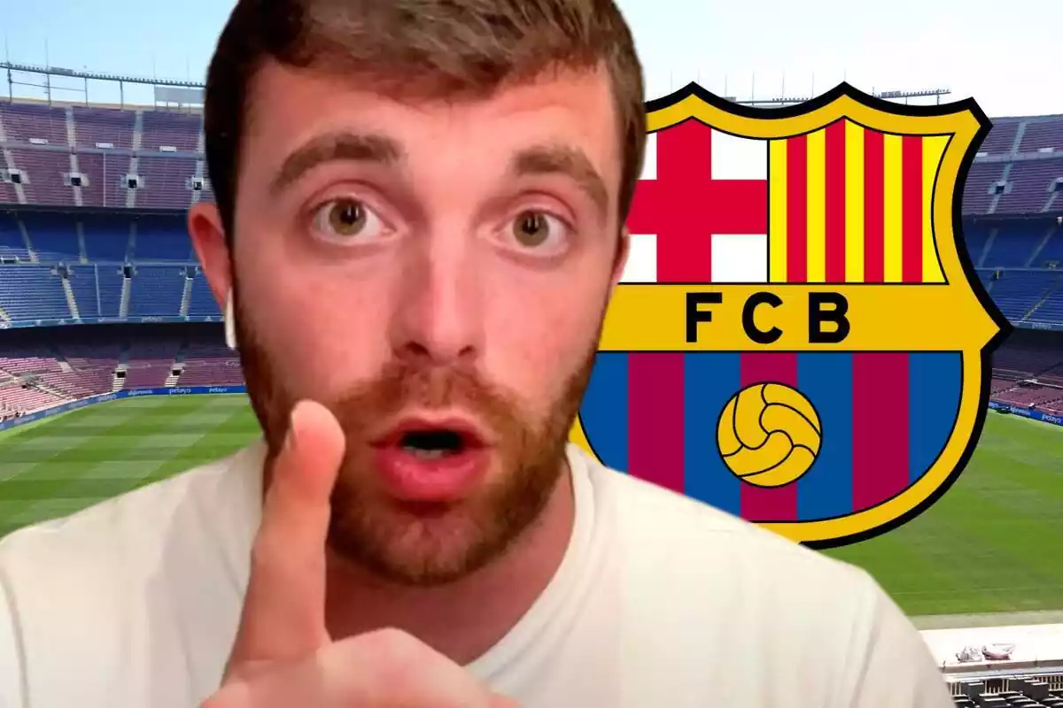 Fabrizio Romano with his finger raised next to an FC Barcelona shield