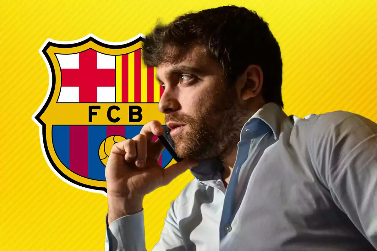 Fabrizio Romano hablando por teléfono con el logo del FC Barcelona de fondo.