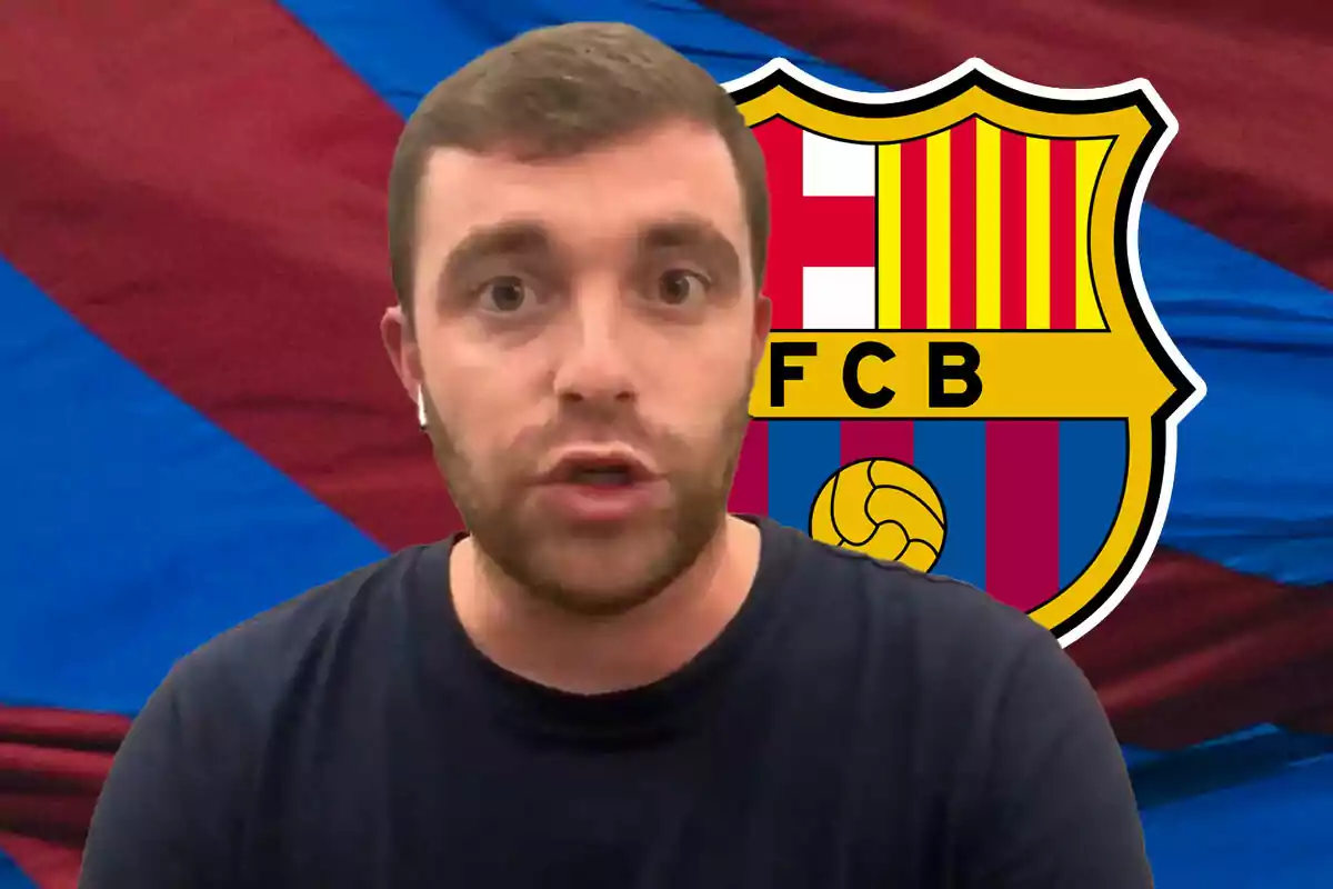 Fabrizio Romano con auriculares frente a un fondo con el escudo del FC Barcelona.