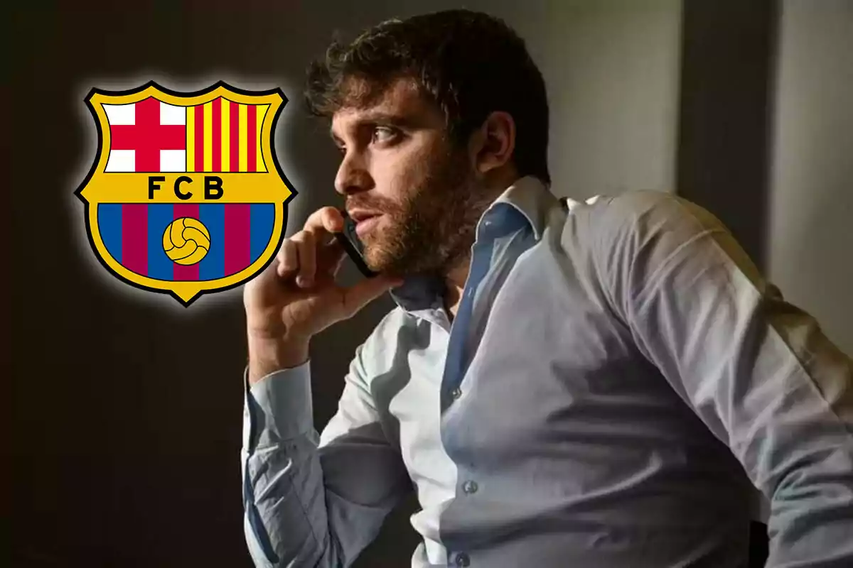 Fabrizio Romano con un teléfono en la oreja, a su lado un escudo del Barcelona