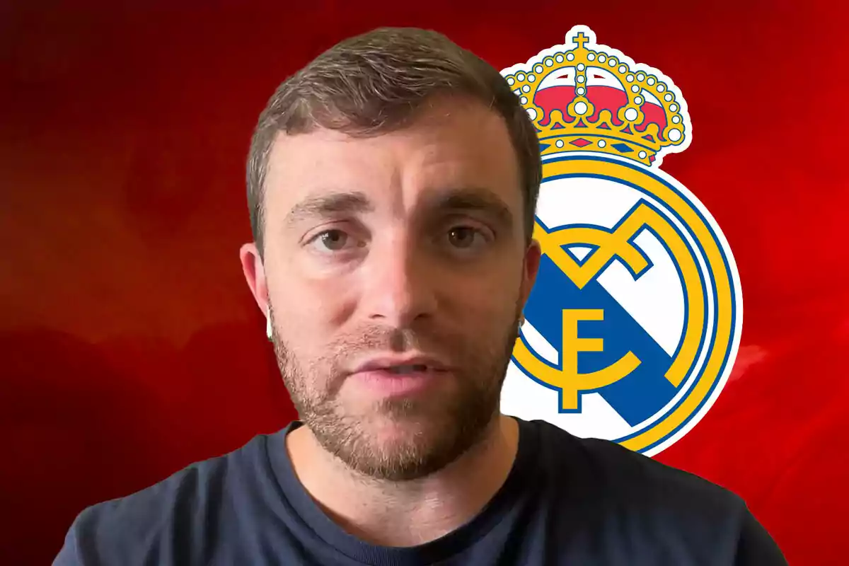 Fabrizio Romano con camiseta oscura frente al escudo del Real Madrid sobre un fondo rojo.