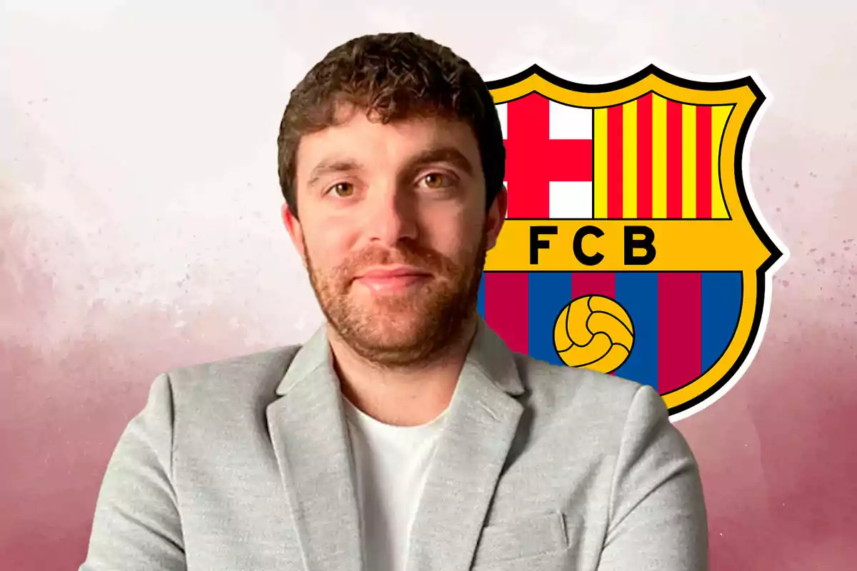 Fabrizio Romano con barba y chaqueta gris frente al escudo del FC Barcelona.