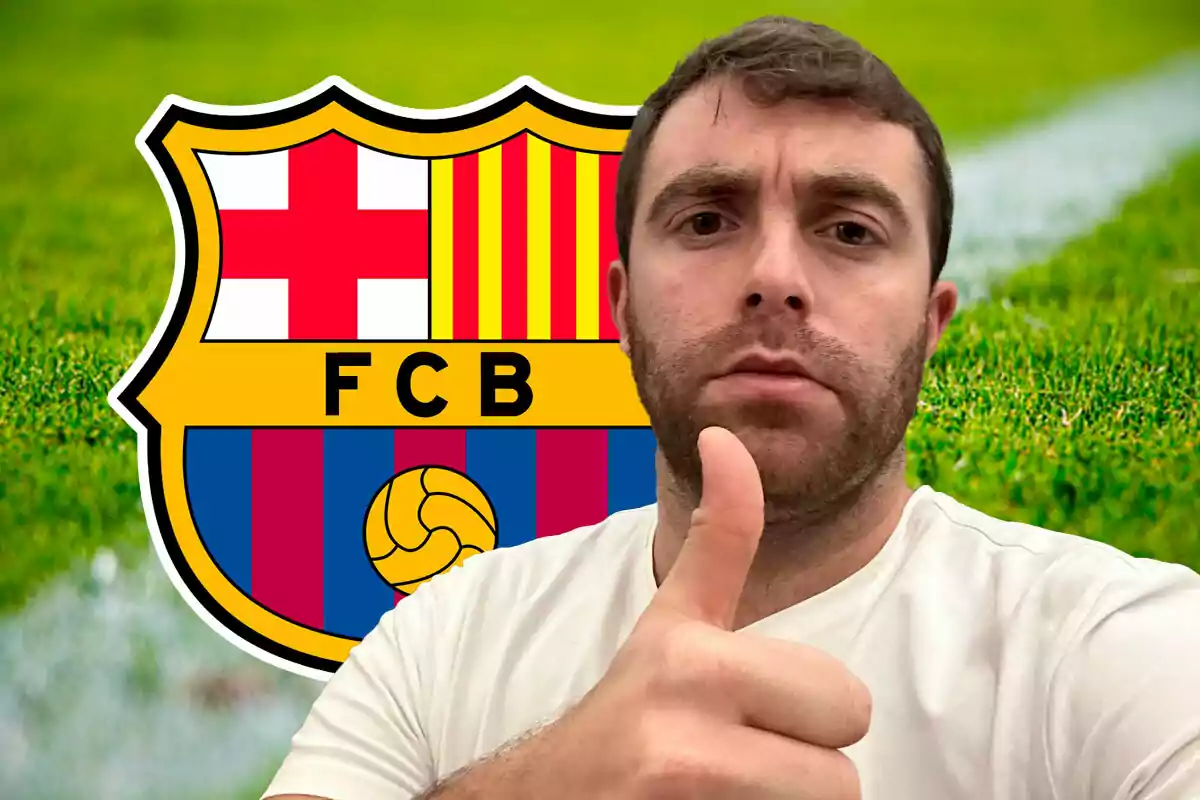 Fabrizio Romano con camiseta blanca haciendo un gesto de aprobación con el pulgar hacia arriba frente al escudo del FC Barcelona en un campo de fútbol.