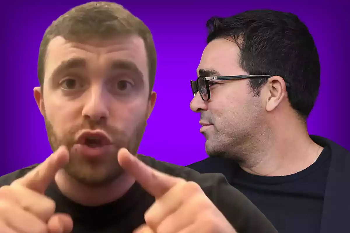 Dos hombres en primer plano sobre un fondo morado uno mirando a la cámara y señalando con los dedos y el otro de perfil usando gafas