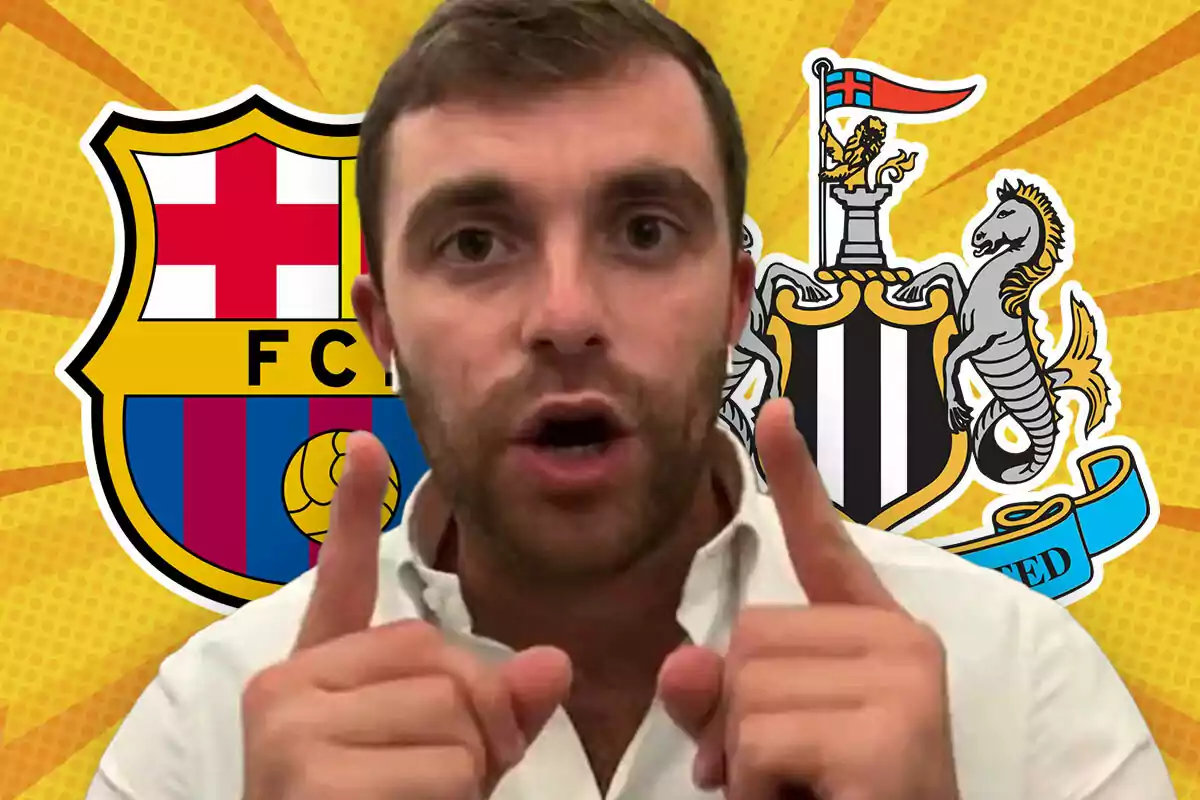 Hombre con camisa blanca gesticulando con ambas manos frente a los escudos del FC Barcelona y Newcastle United sobre un fondo amarillo.