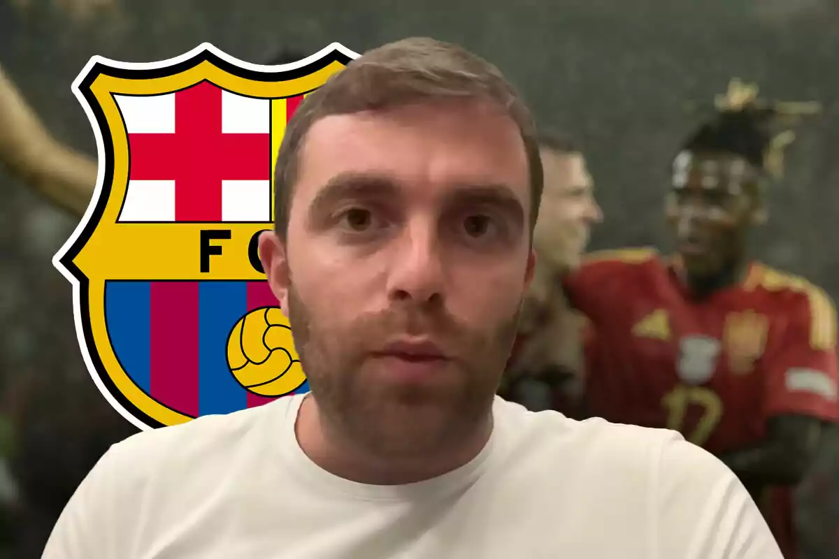 Fabrizio Romano con camiseta blanca está frente a un escudo del FC Barcelona y jugadores de España en el fondo.