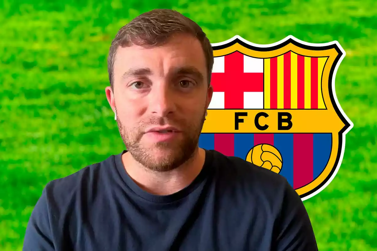 Fabrizio Romano con barba y camiseta oscura frente al escudo del FC Barcelona sobre un fondo verde.