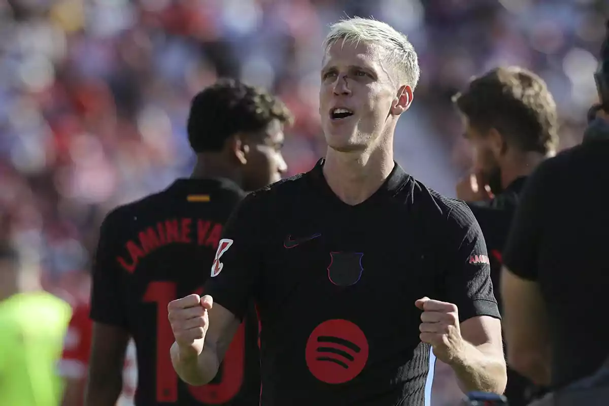 Dani Olmo celebrando durante un partido con la camiseta del FC Barcelona.