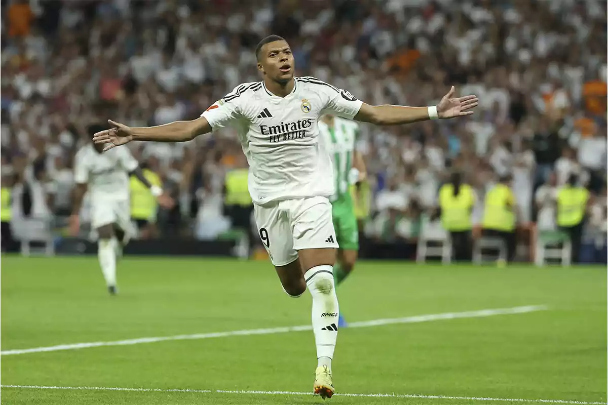 Mbappé celebrando un gol en el Santiago Bernabéu lleno de aficionados.