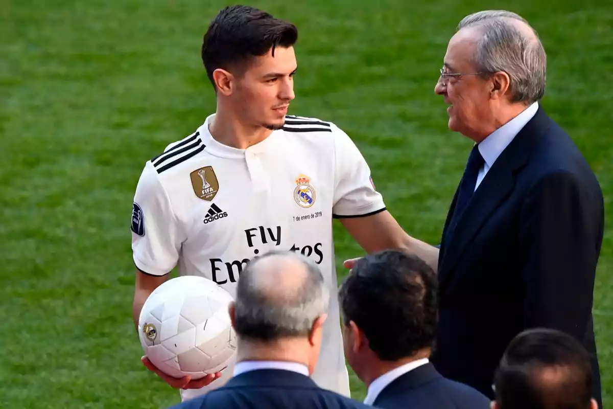 Florentino felicitó personalmente a Brahim por su gran actuación ante el Chelsea