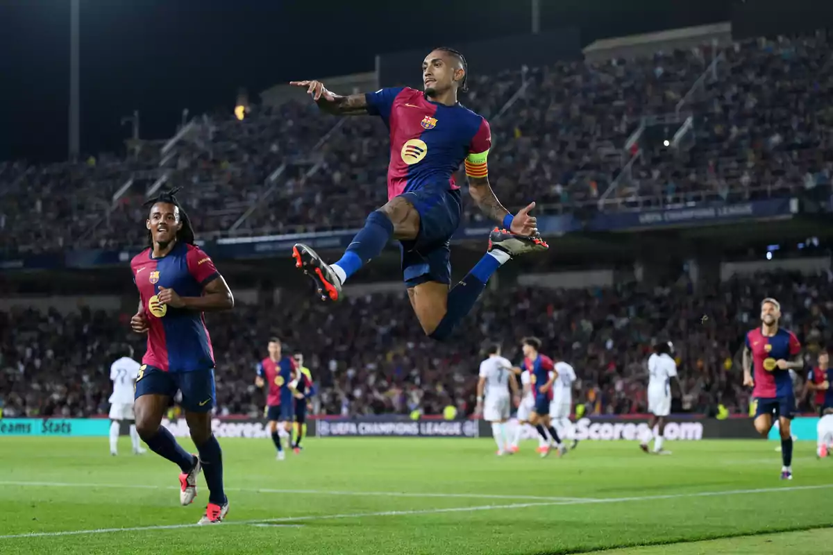 Raphinha toma el mando del Barça. Suyo fue el segundo gol