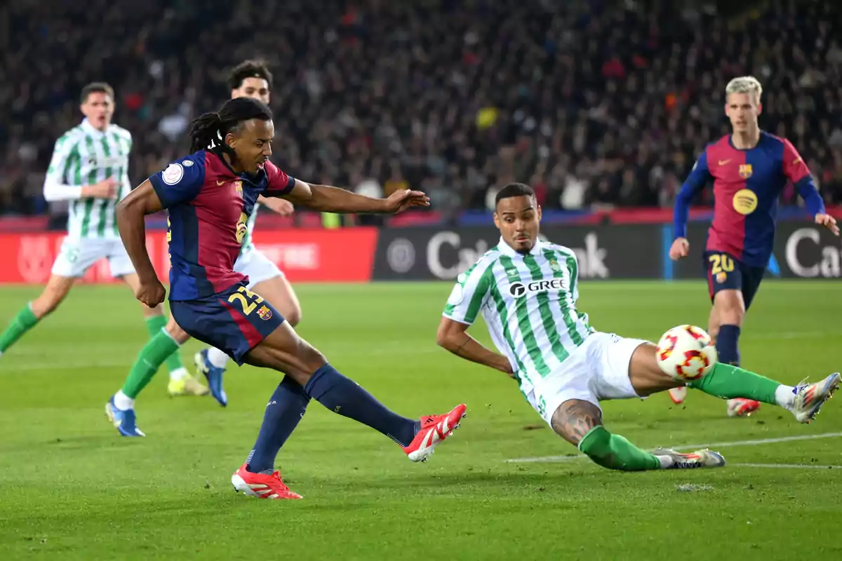 Koundé está en un estado de forma excepcional. Marcó un golazo y le anularon otro