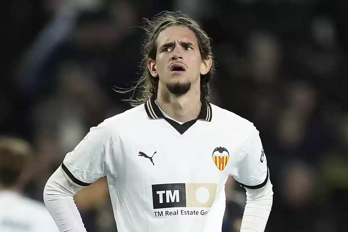 Yarek Gasiorowski con camiseta blanca del Valencia CF en el campo de juego. Yarek Gasiorowski con camiseta blanca del Valencia CF en el campo de juego.