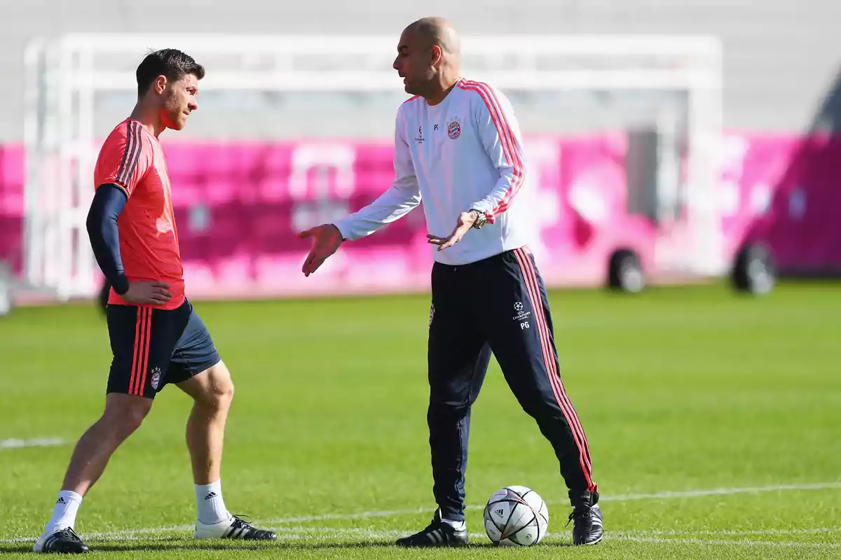 Xabi Alonso no oculta lo mucho que aprendió de Pep Guardiola en el Bayern Xabi Alonso no oculta lo mucho que aprendió de Pep Guardiola en el Bayern
