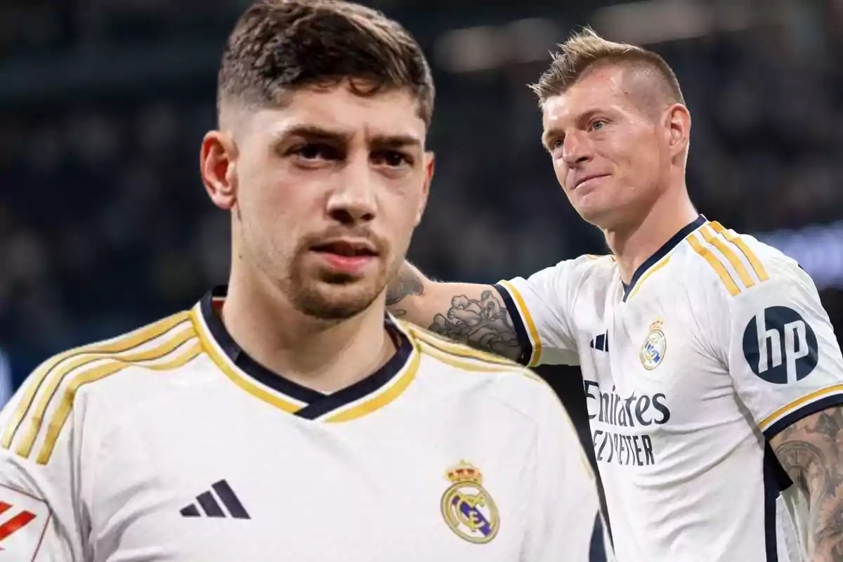 Dos jugadores de fútbol con camisetas blancas del Real Madrid en el campo.