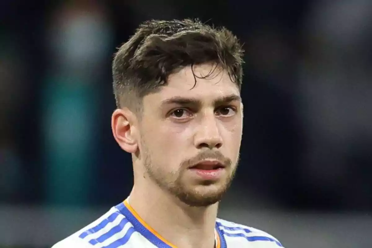 Primer plano de Fede Valverde mirando a cámara y muy serio Primer plano de Fede Valverde mirando a cámara y muy serio