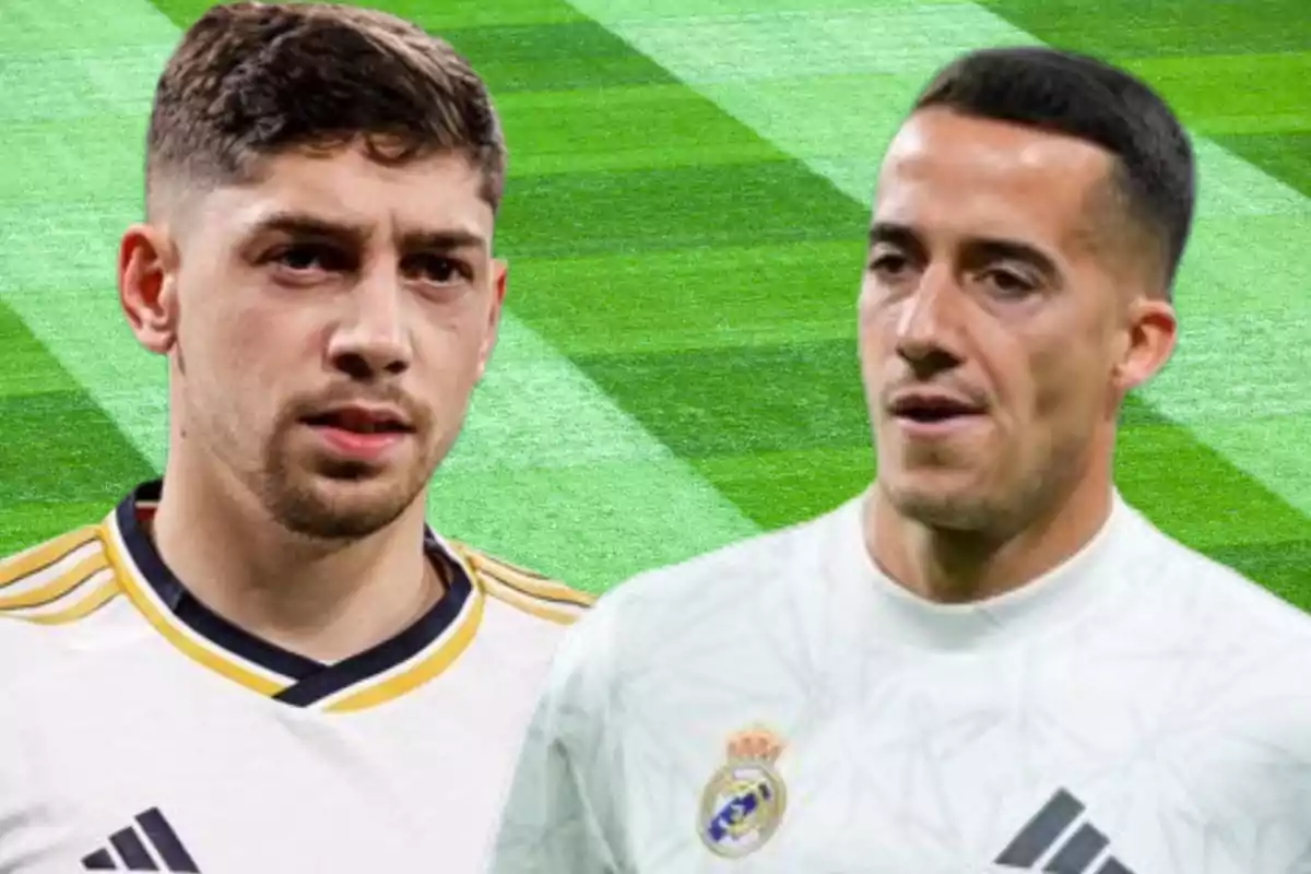 Dos jugadores de fútbol con camisetas blancas posan frente a un campo de césped verde.