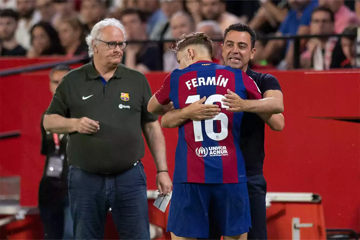 Fermín se abraza con Xavi tras marcar el 1-2 en Sevilla