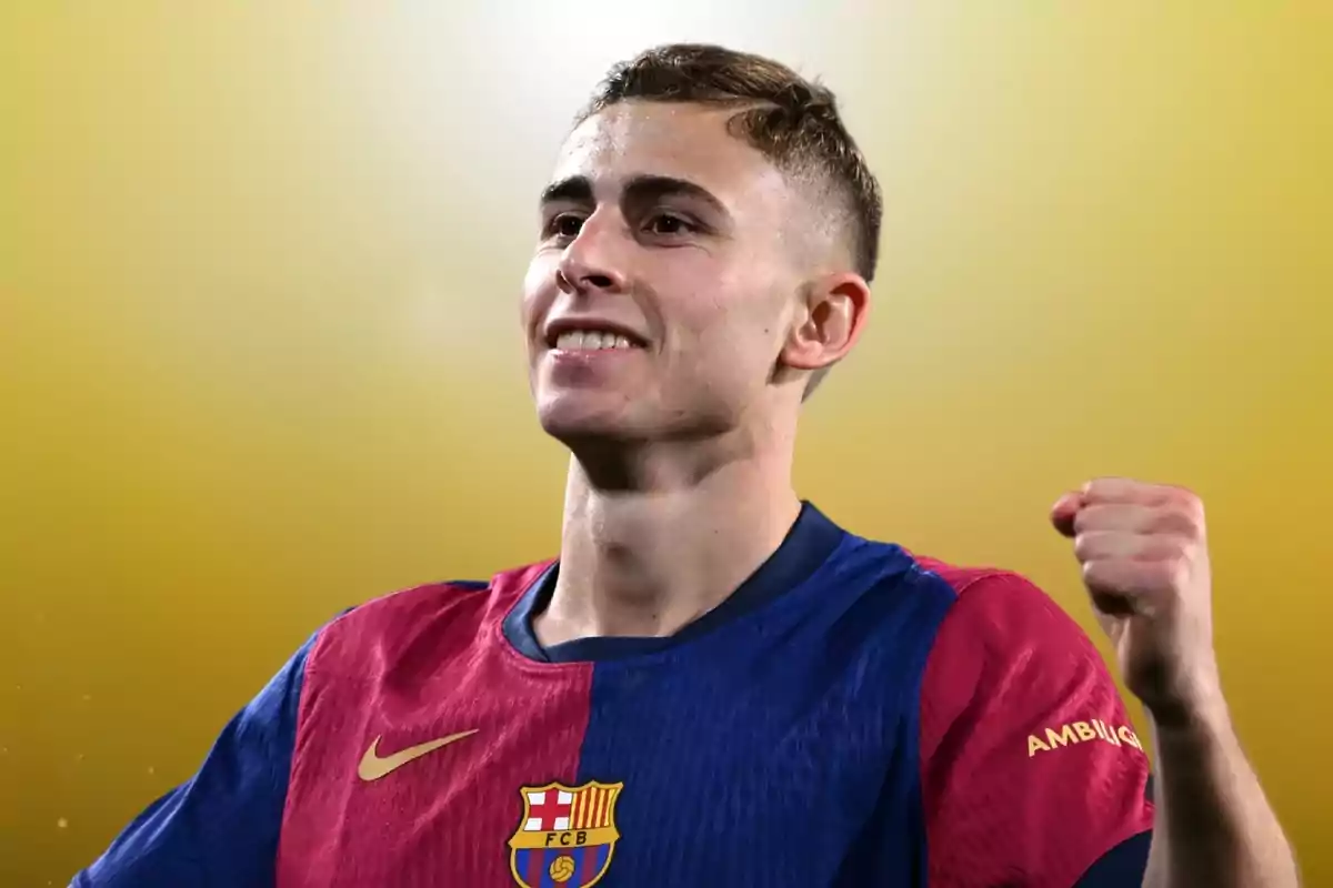 Jugador del Barcelona celebrando con el puño levantado y fondo amarillo difuminado