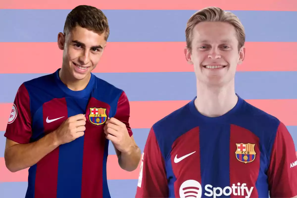 Dos jugadores de fútbol con la camiseta del FC Barcelona posan frente a un fondo con franjas horizontales rojas y azules.