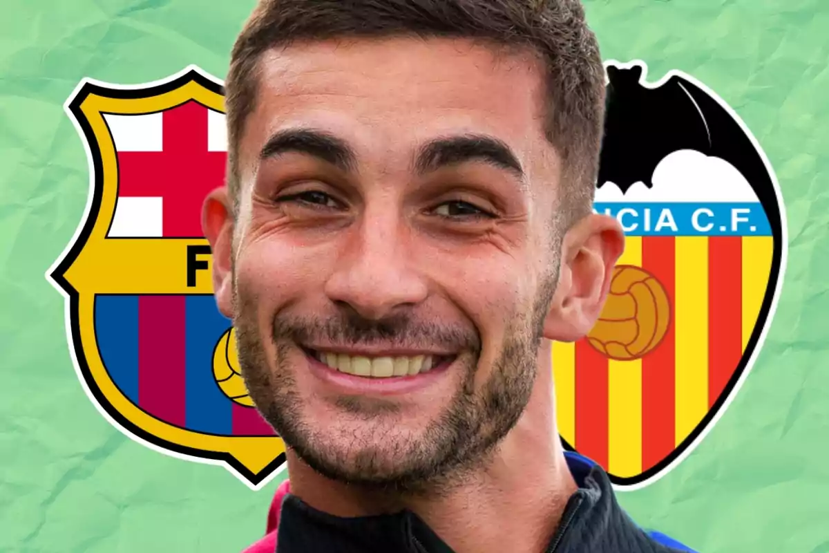 Hombre sonriente en primer plano con los escudos del FC Barcelona y Valencia CF de fondo sobre un fondo verde