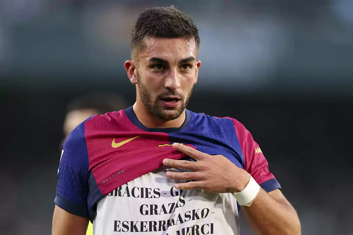 Ferran Torres lifts his jersey to reveal a message of thanks in several languages. Ferran Torres lifts his jersey to reveal a message of thanks in several languages.