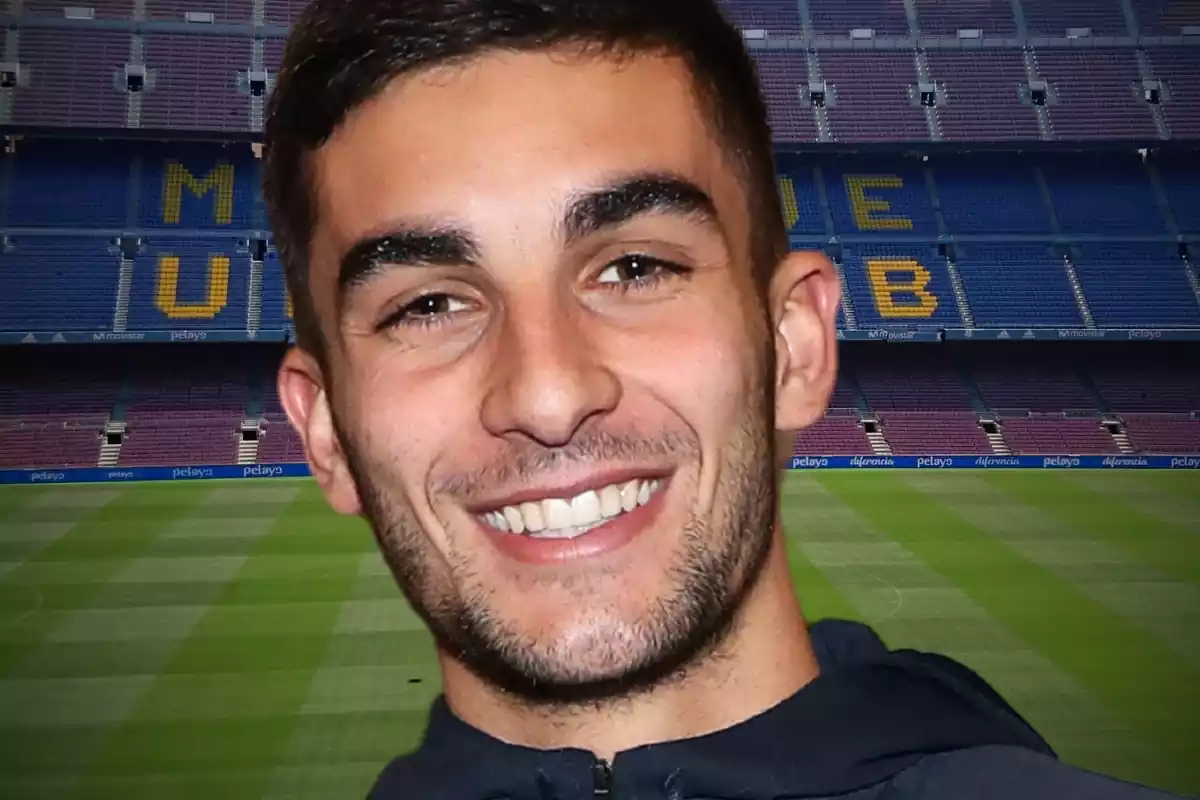 Ferran Torres with a big smile looking ahead on an image of the Camp Nou