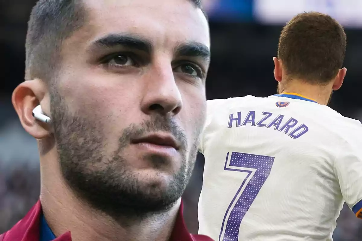 Un hombre con auriculares y la parte trasera de un jugador de fútbol con el número 7 y el nombre "Hazard" en su camiseta.