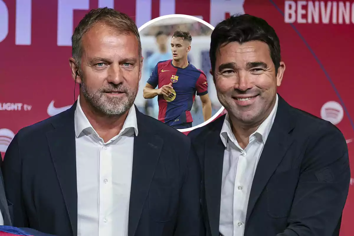 Hansi Flick y Deco posan para una foto con un fondo rojo, mientras que en el centro de la imagen se puede ver a Marc Casadó con el uniforme del FC Barcelona.