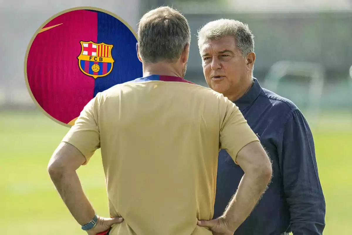 Hansi Flick y Laporta conversando en un campo de fútbol con el escudo del FC Barcelona en la esquina superior izquierda.