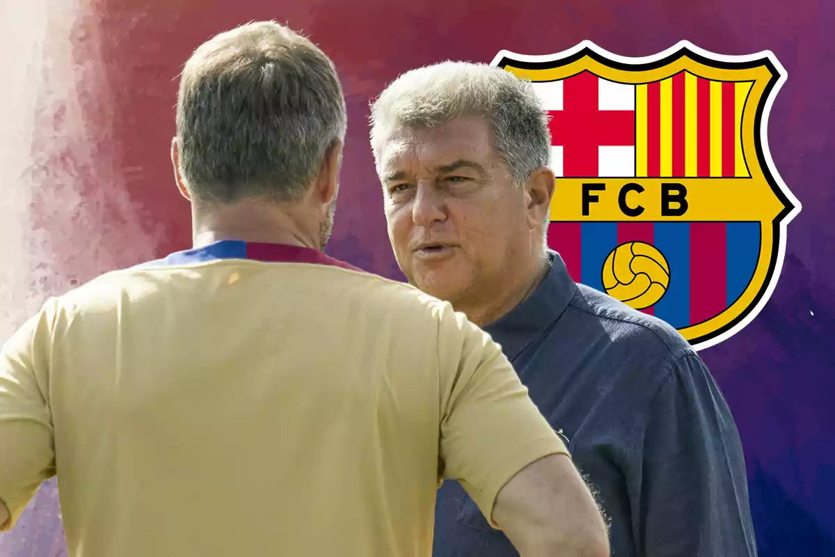 Hansi Flick y Joan Laporta conversando frente al escudo del FC Barcelona.