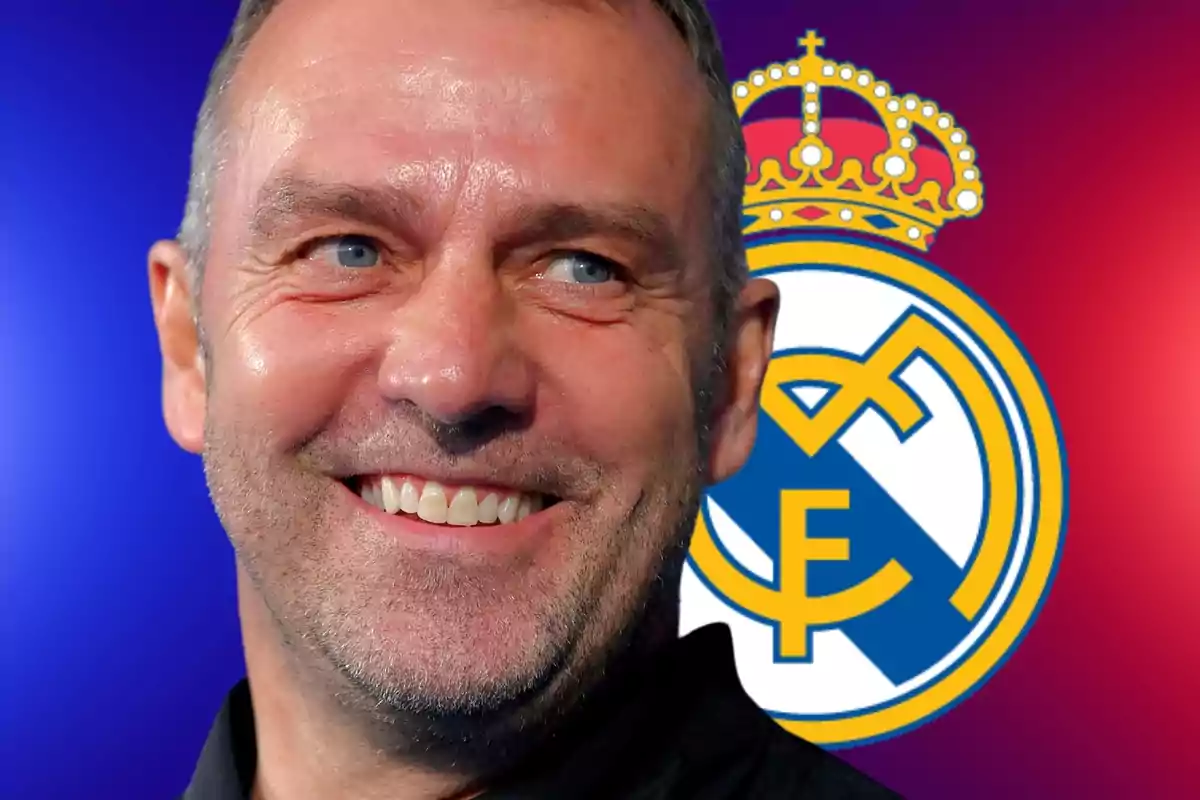 Un hombre sonriente con el escudo del Real Madrid de fondo.