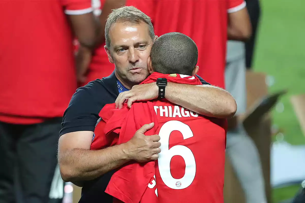 Flick se abraza con Thiago Alcántara durante su etapa en el Bayern
