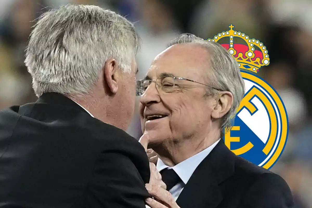 Ancelotti y Florentino se saludan frente al logo del Real Madrid.