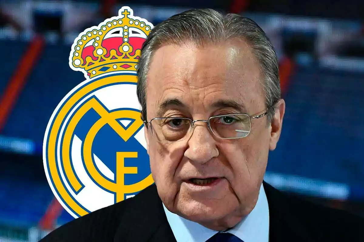 Florentino Pérez con gafas frente al escudo del Real Madrid.