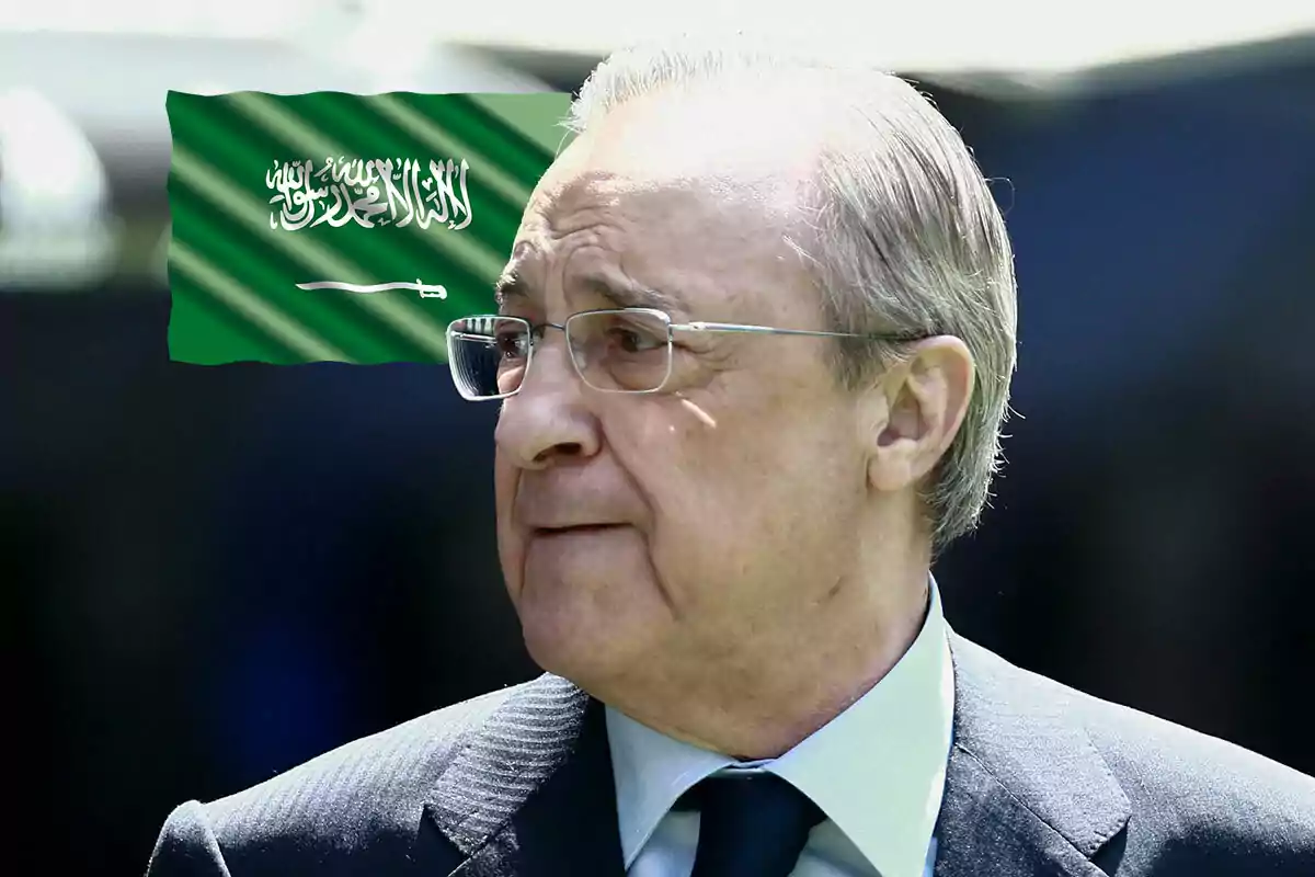 Florentino Pérez, vestido con traje y corbata, con una bandera de Arabia Saudita ondeando en el fondo.