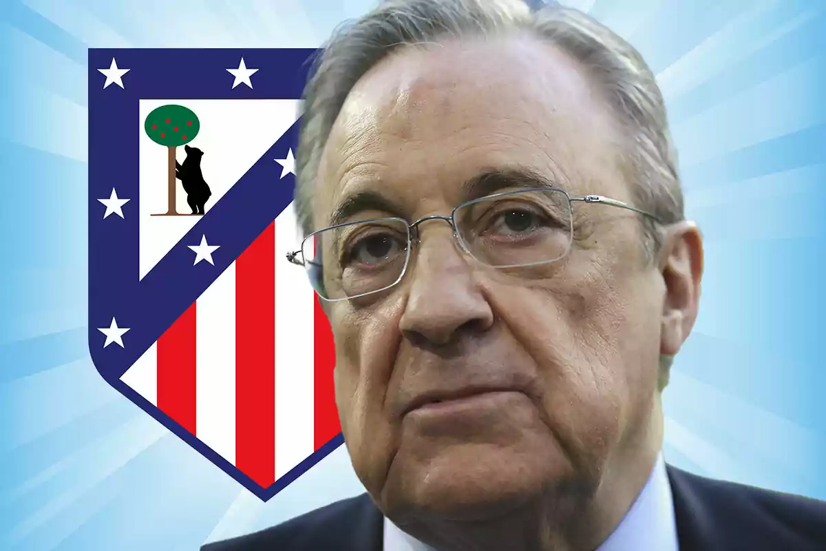 Hombre mayor con gafas frente al escudo del Atlético de Madrid sobre un fondo azul