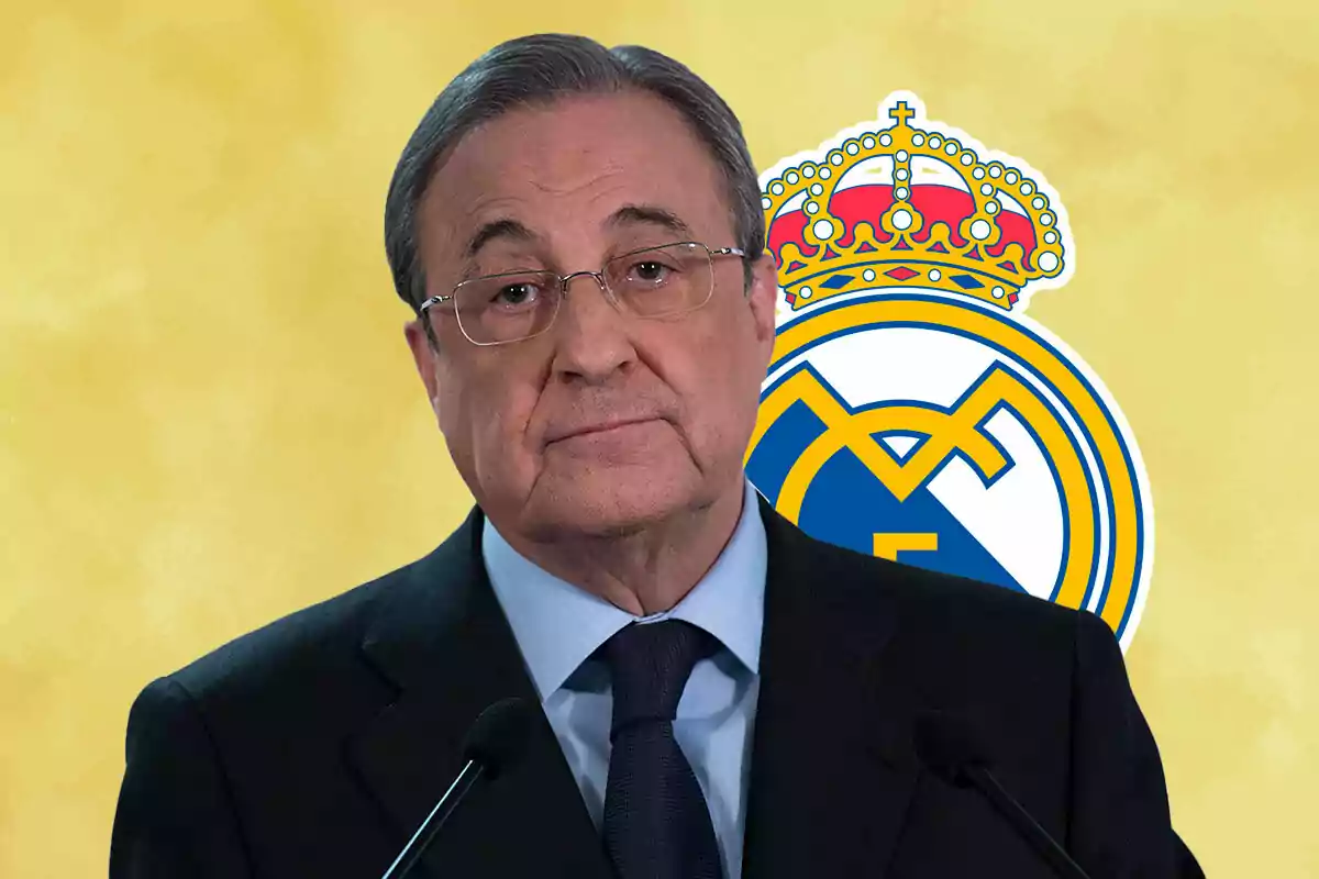 Florentino Pérez con gafas y traje oscuro, frente al escudo del Real Madrid.