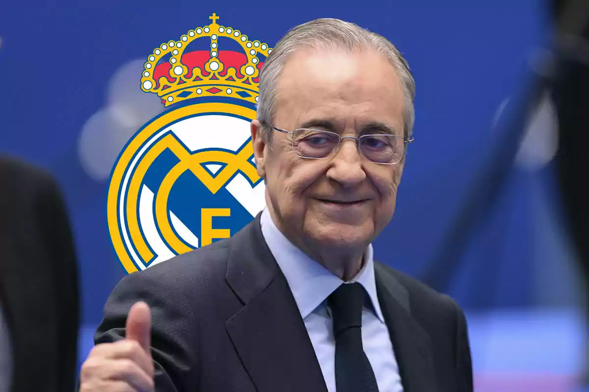 Florentino Pérez con traje y corbata frente al logo del Real Madrid.