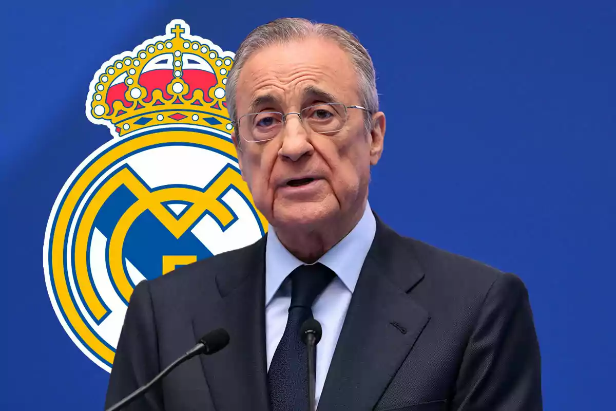 Florentino Pérez, de traje y corbata, habla frente a un micrófono con el escudo del Real Madrid de fondo.