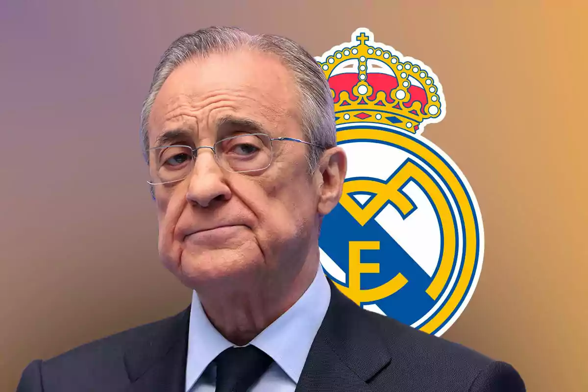 Florentino Pérez con traje y corbata frente al escudo del Real Madrid.