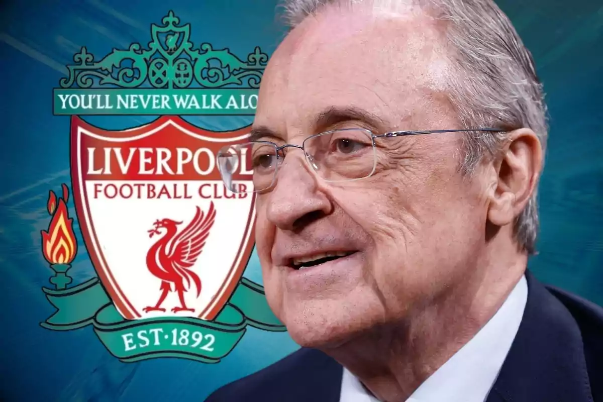 Un hombre con gafas frente al escudo del Liverpool FC.