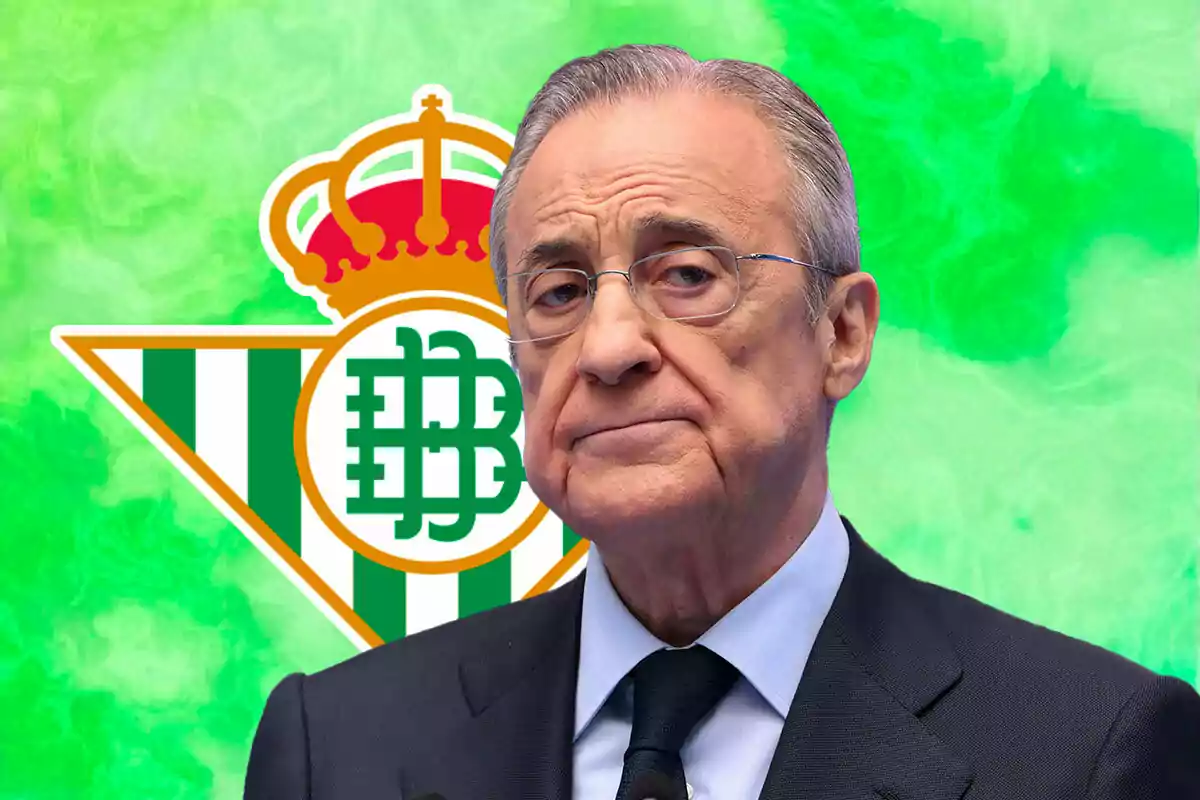 Florentino Pérez con traje y gafas frente al logo del Real Betis en un fondo verde.