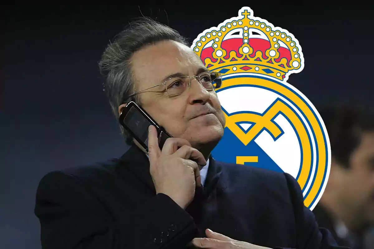 Florentino Pérez hablando por teléfono con el logo del Real Madrid de fondo.