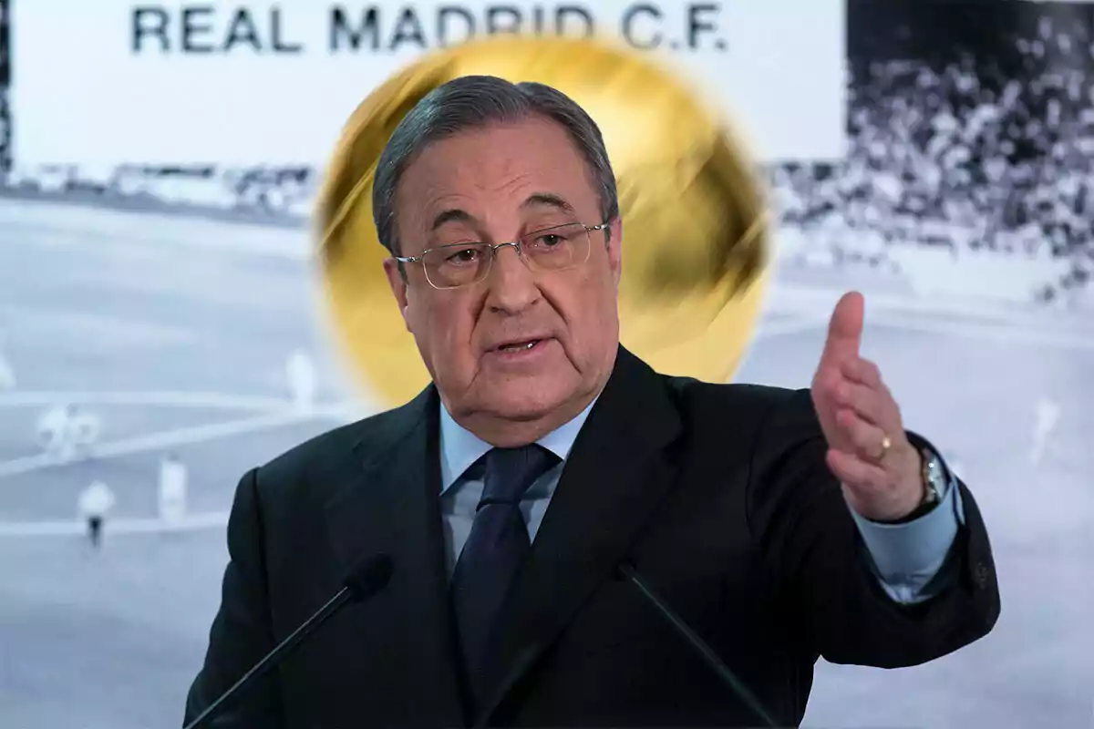 Florentino moviendo el brazo y el Balón de Oro en el fondo