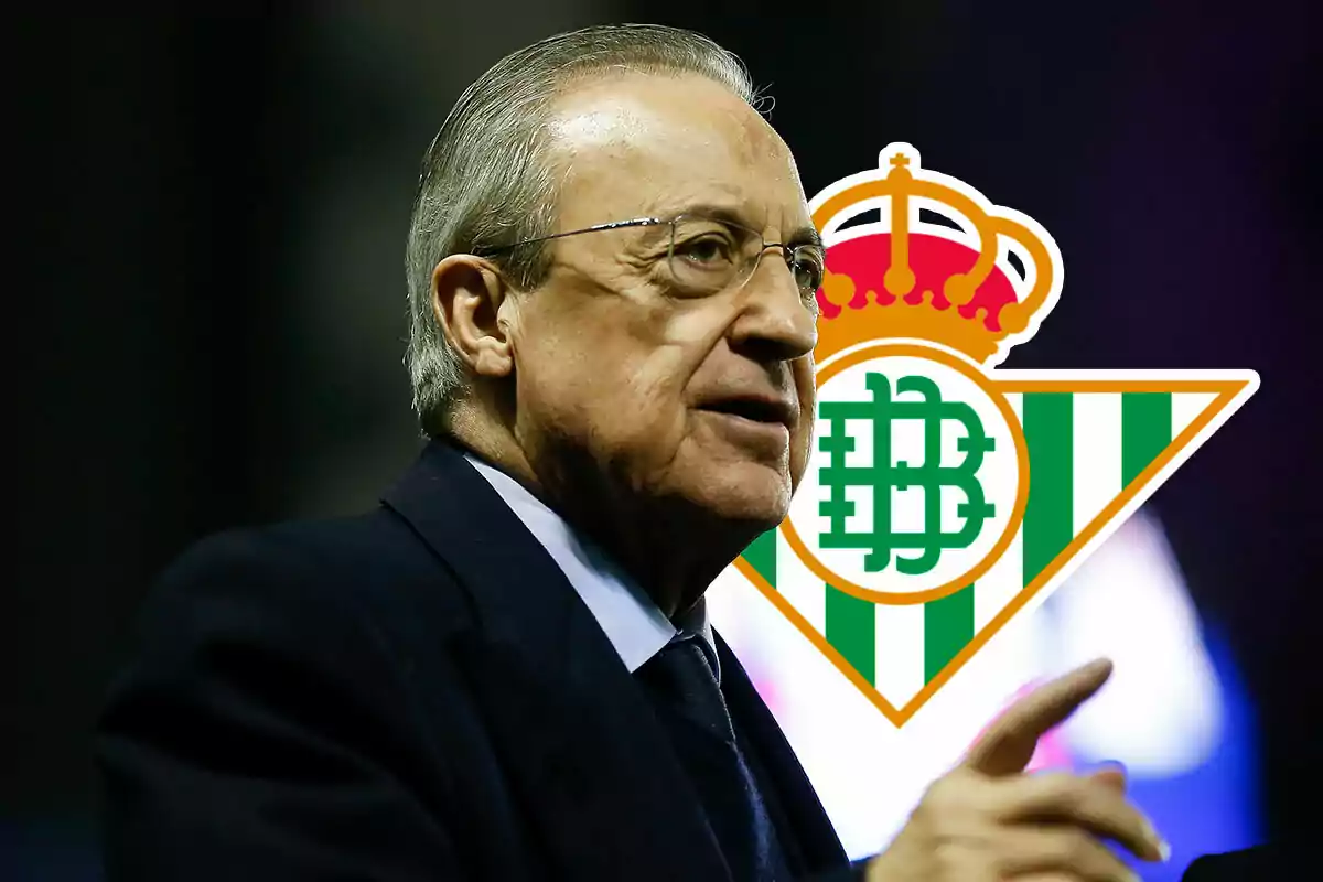 Florentino Pérez de traje oscuro con gafas, hablando frente a un logotipo del Real Betis.