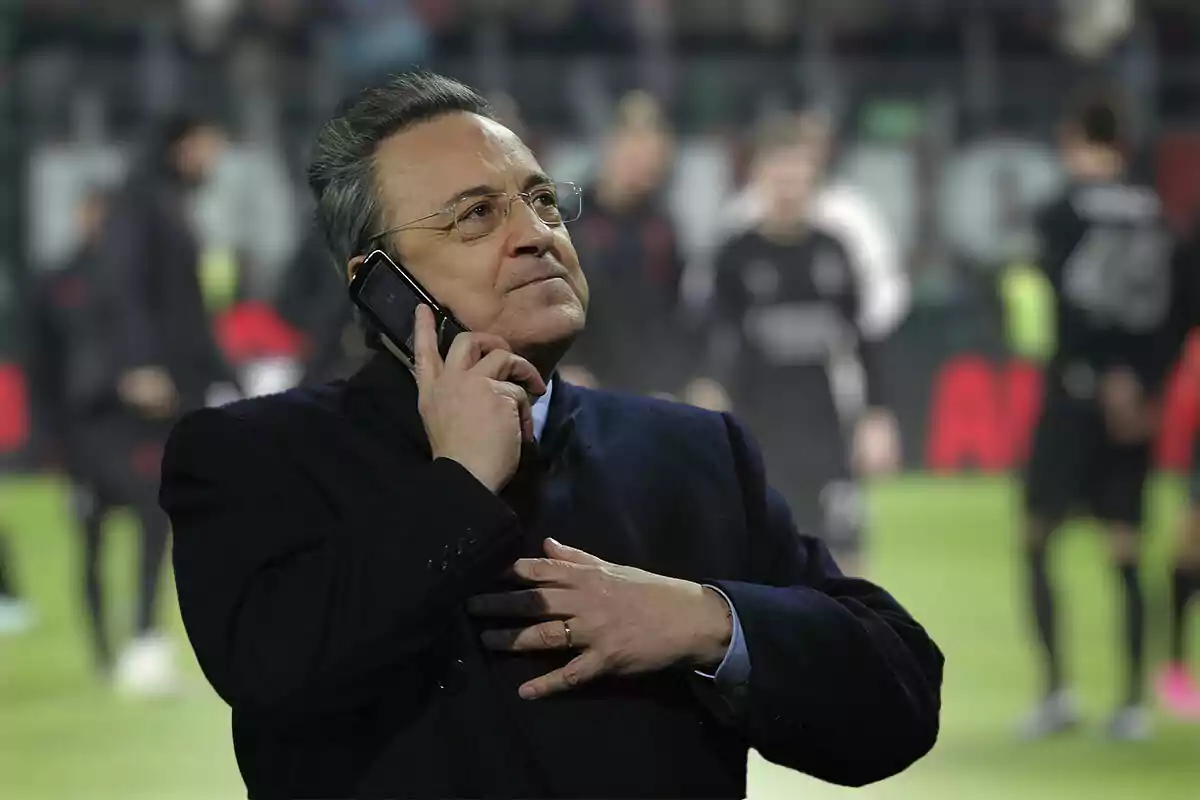 Florentino atiende al teléfono, detrás Álex Jiménez en el Milan